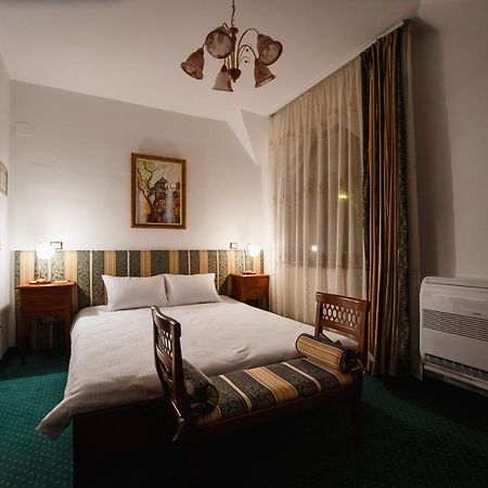 Casa 3 Guesthouse Oradea Buitenkant foto