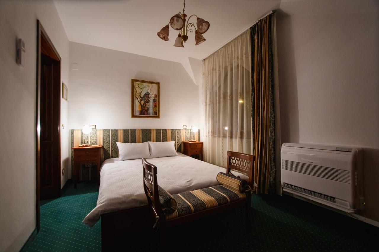 Casa 3 Guesthouse Oradea Buitenkant foto