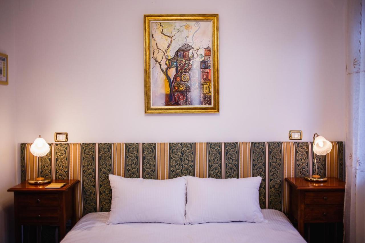 Casa 3 Guesthouse Oradea Buitenkant foto