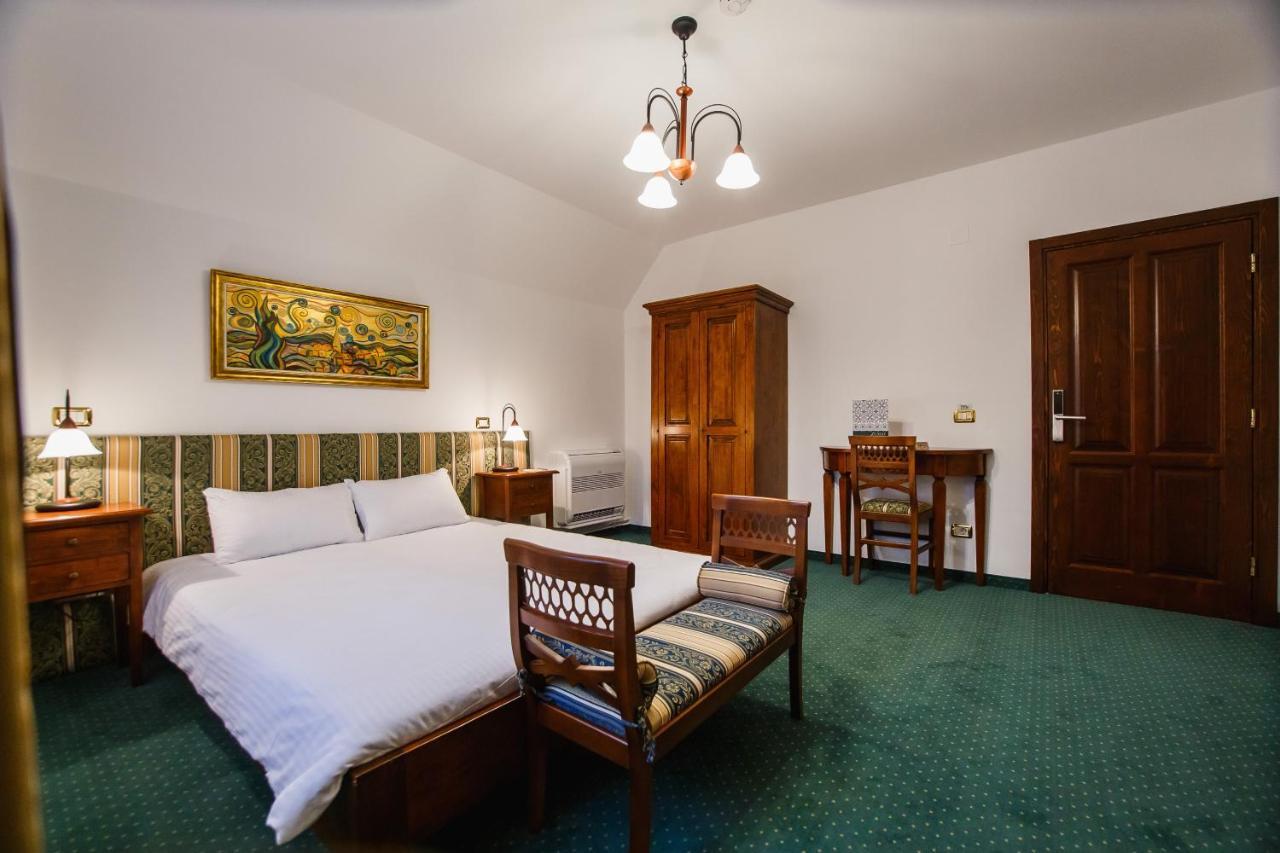 Casa 3 Guesthouse Oradea Buitenkant foto