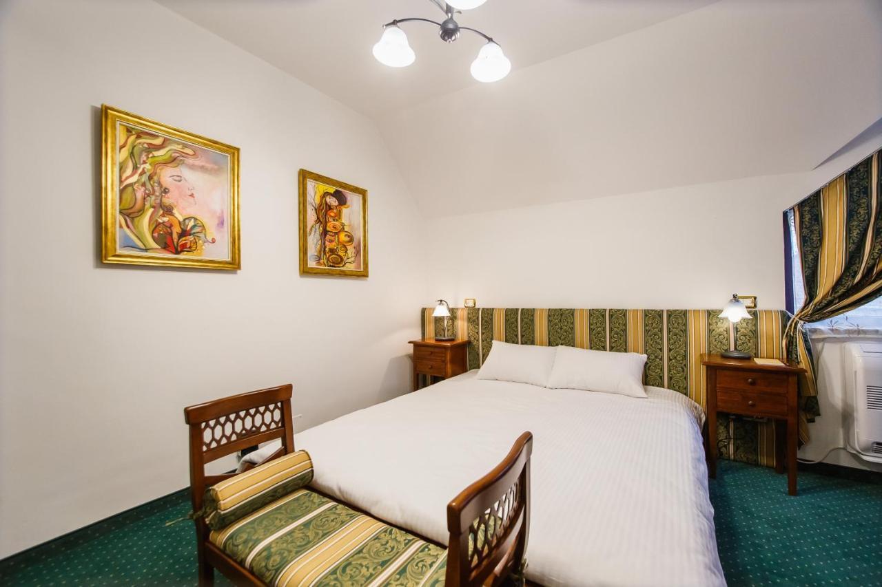 Casa 3 Guesthouse Oradea Buitenkant foto