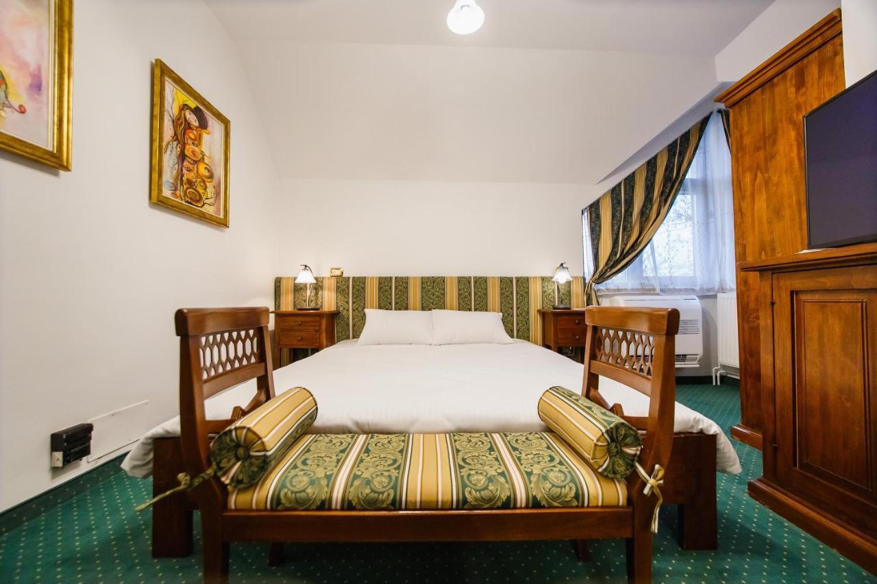 Casa 3 Guesthouse Oradea Buitenkant foto