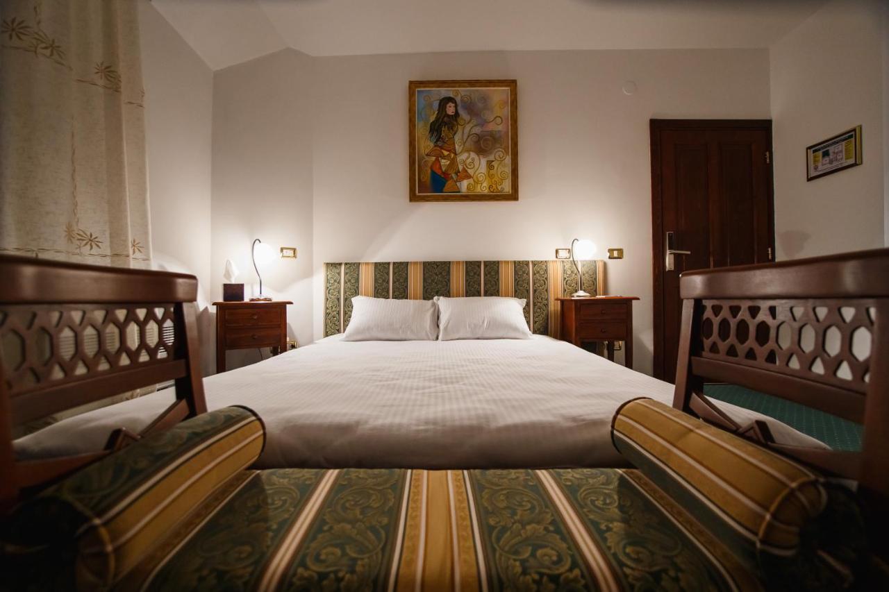 Casa 3 Guesthouse Oradea Buitenkant foto